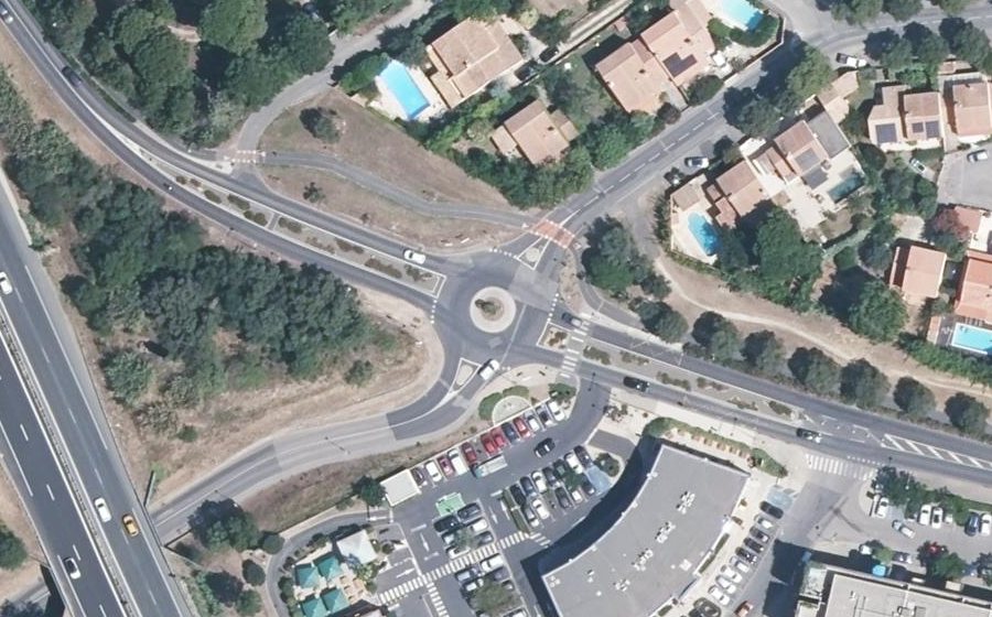 Vue aérienne du Rond-point anonyme n°249400848
