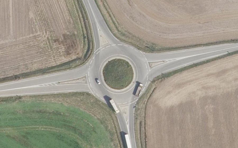 Vue aérienne du Rond-point anonyme n°249400959