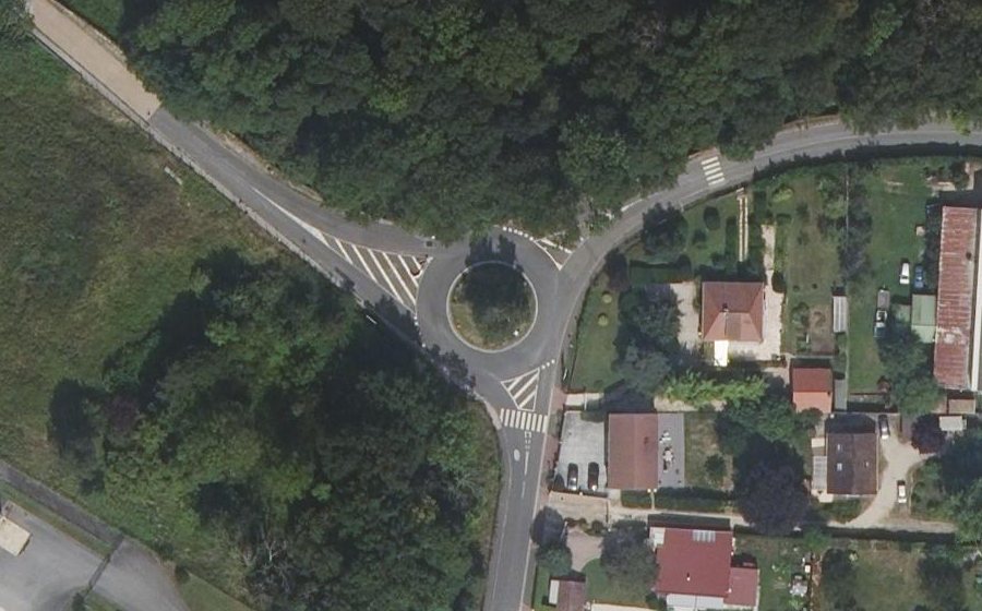 Vue aérienne du Rond-point anonyme n°24941135