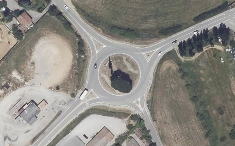 Vue aérienne du Rond-point anonyme n°24942093