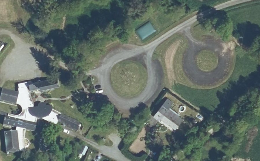 Vue aérienne du Rond-point anonyme n°249442580