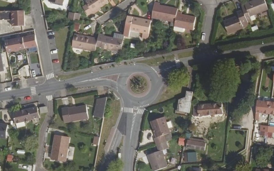 Vue aérienne du Rond-point anonyme n°249481758
