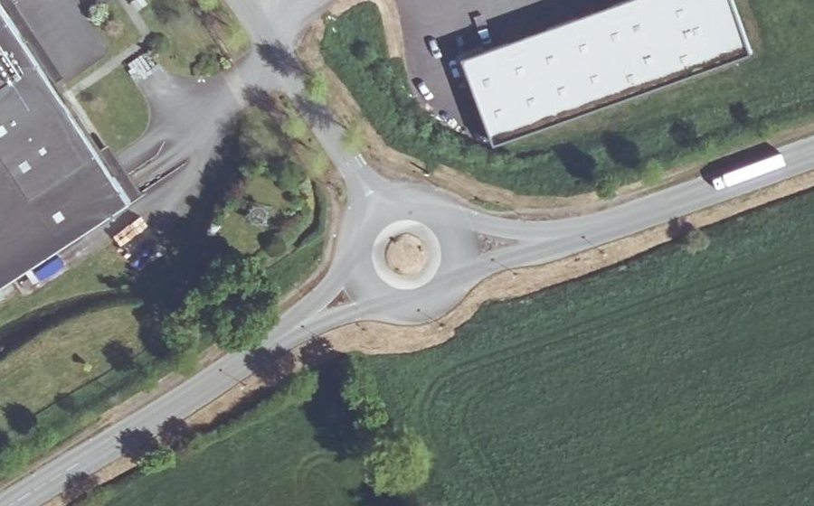 Vue aérienne du Rond-point anonyme n°249486323
