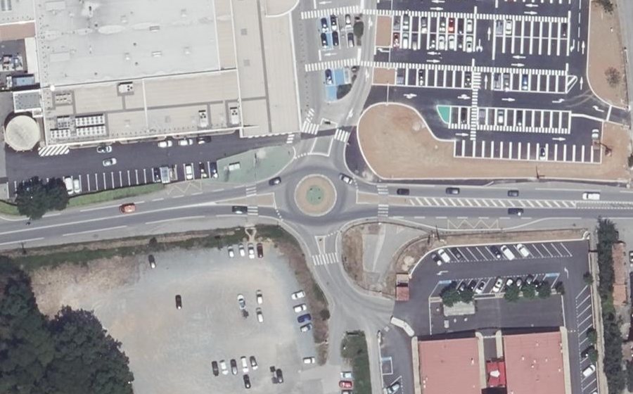 Vue aérienne du Rond-point anonyme n°249594826