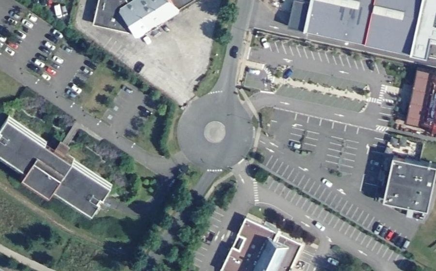 Vue aérienne du Rond-point anonyme n°249595058