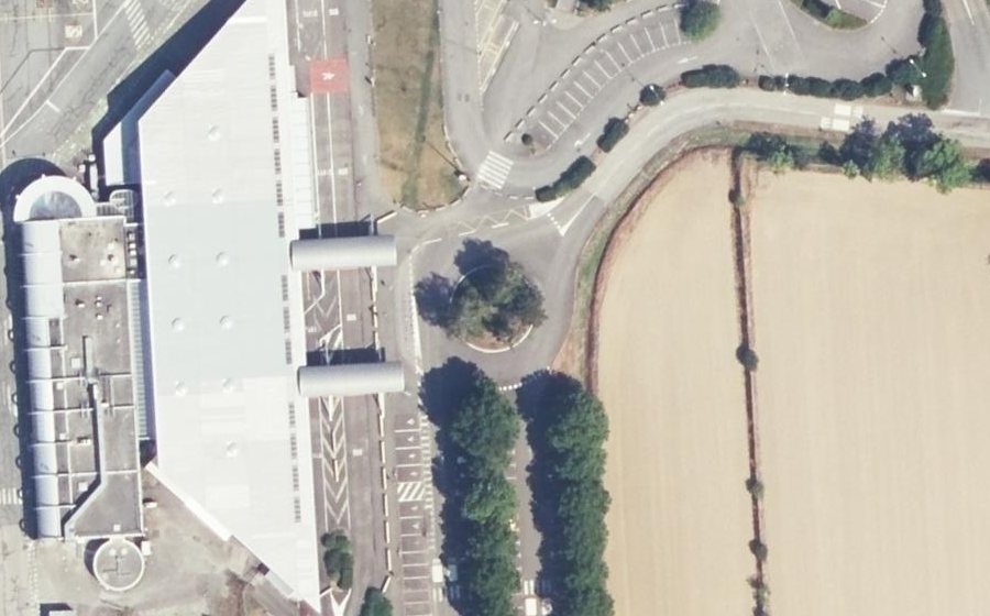 Vue aérienne du Rond-point anonyme n°24963425