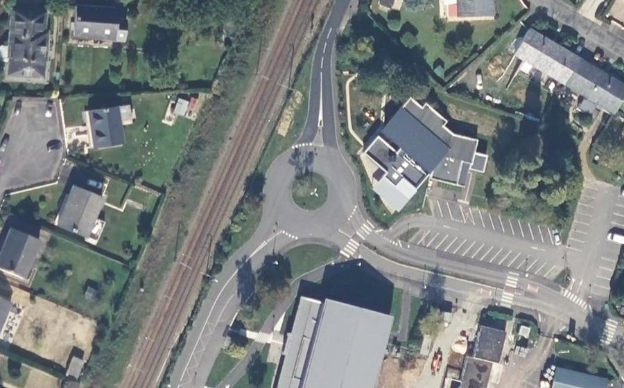 Vue aérienne du Rond-point anonyme n°249651450