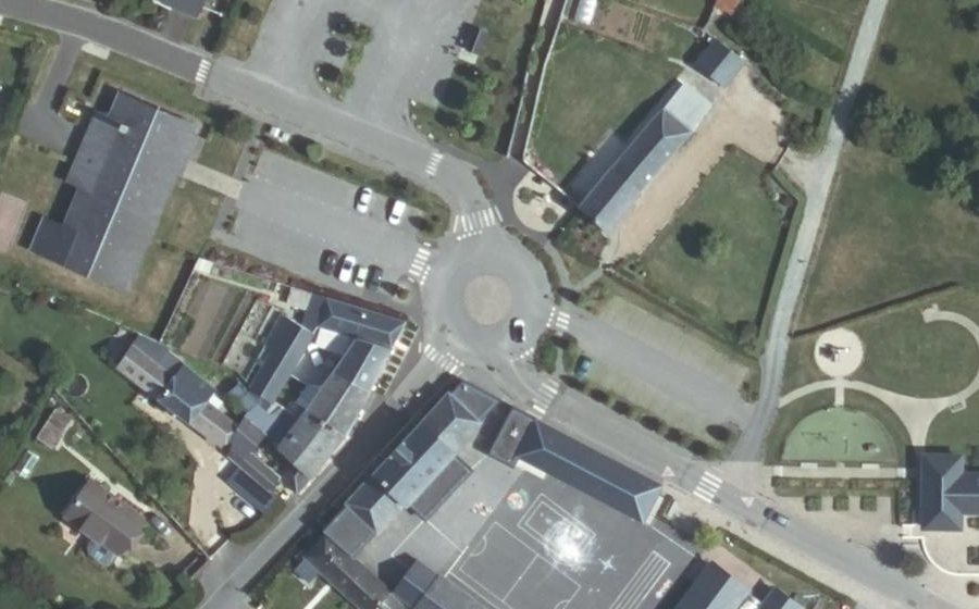 Vue aérienne du Rond-point anonyme n°249687246