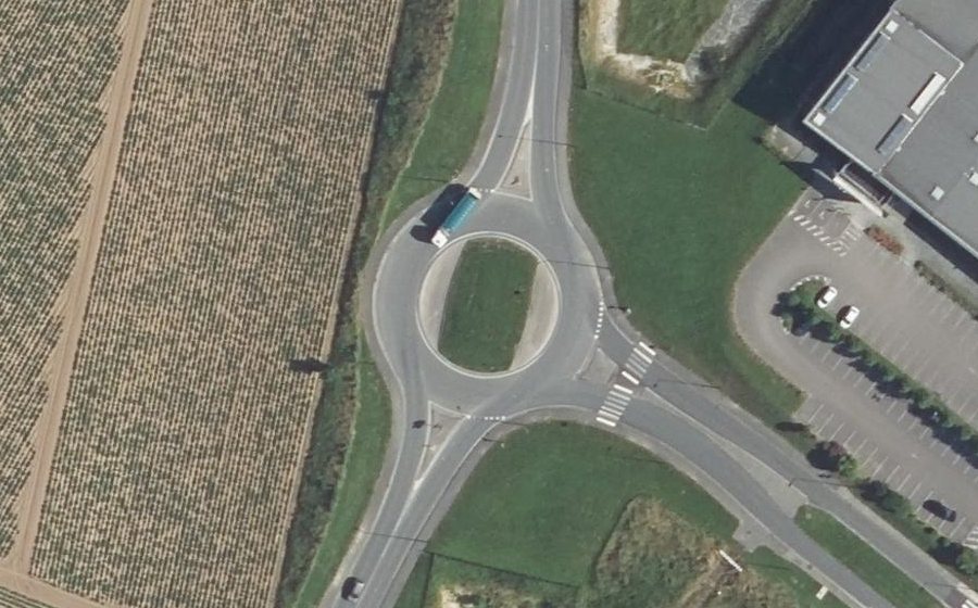 Vue aérienne du Rond-point anonyme n°249709167