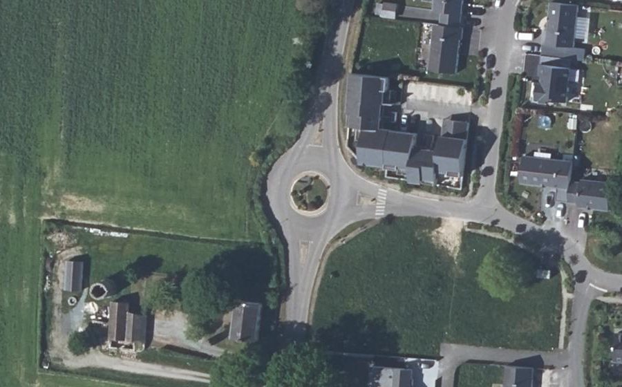 Vue aérienne du Rond-point anonyme n°249711643