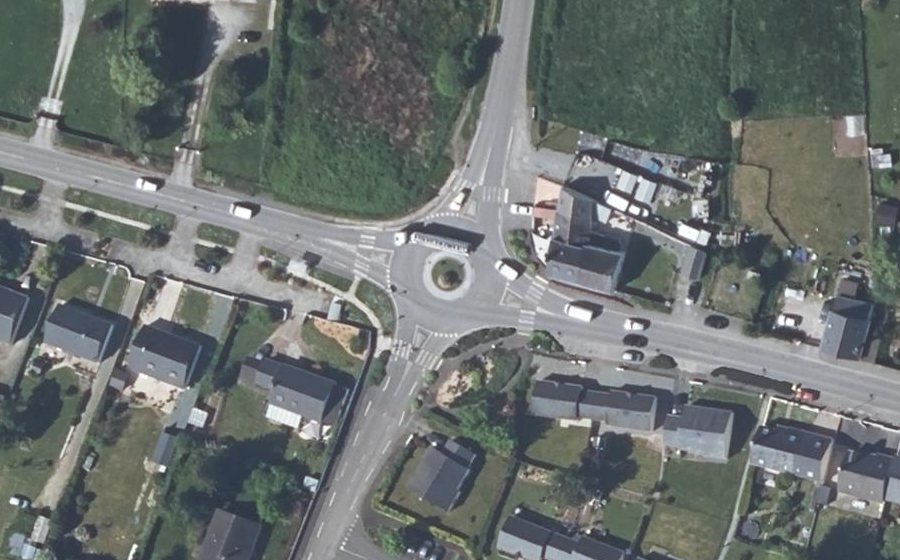 Vue aérienne du Rond-point anonyme n°249711678