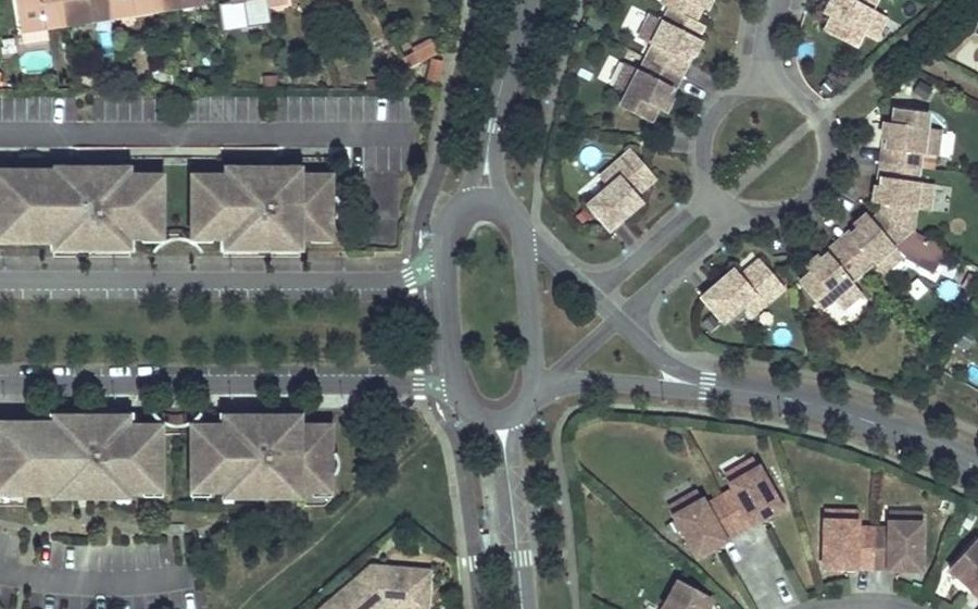 Vue aérienne du Rond-point anonyme n°24971865