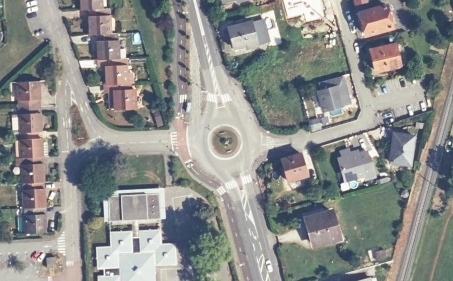 Vue aérienne du Rond-point anonyme n°24971973