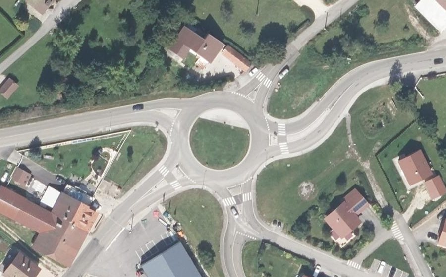 Vue aérienne du Rond-point anonyme n°249727627