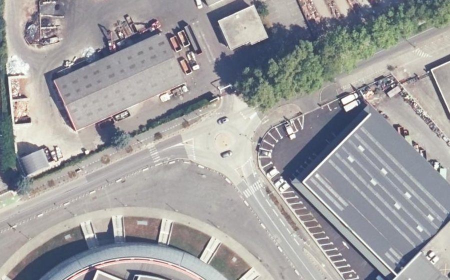Vue aérienne du Rond-point anonyme n°24973464