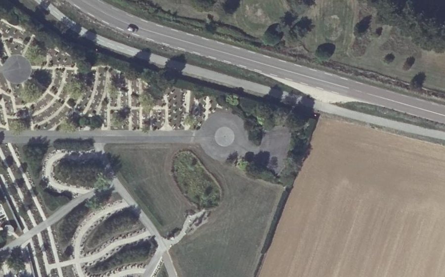 Vue aérienne du Rond-point anonyme n°249742067
