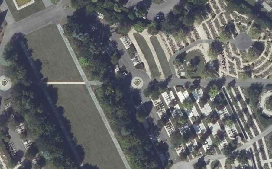 Vue aérienne du Rond-point anonyme n°249742073