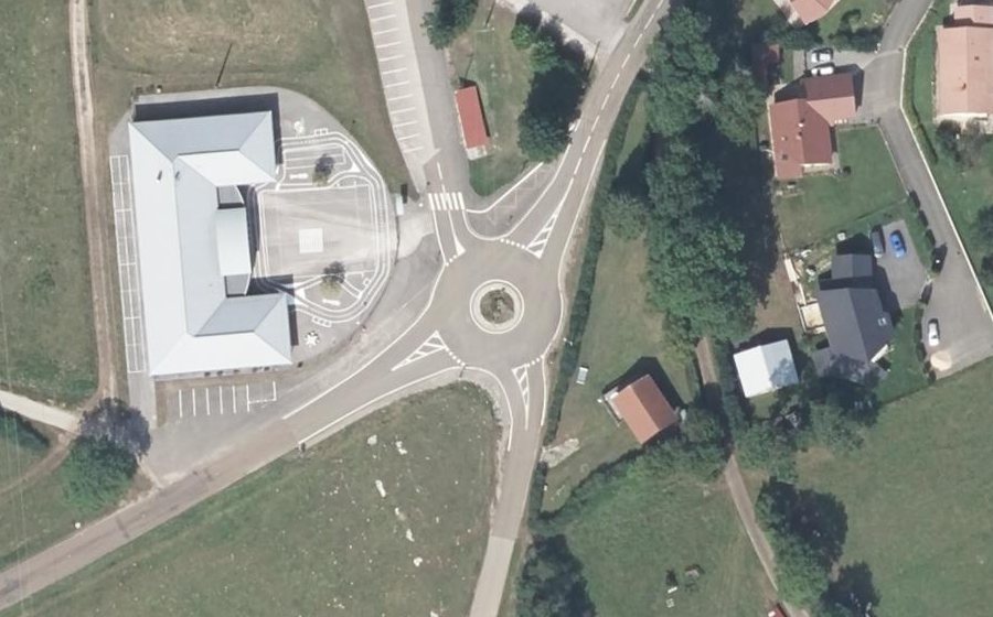Vue aérienne du Rond-point anonyme n°249769267