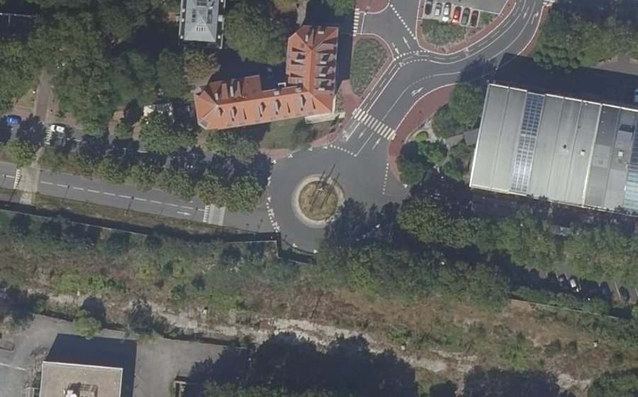 Vue aérienne du Rond-point anonyme n°24978902
