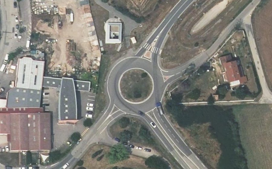 Vue aérienne du Rond-point anonyme n°24979726
