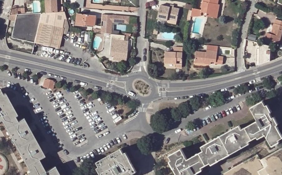 Vue aérienne du Rond-point anonyme n°249808981
