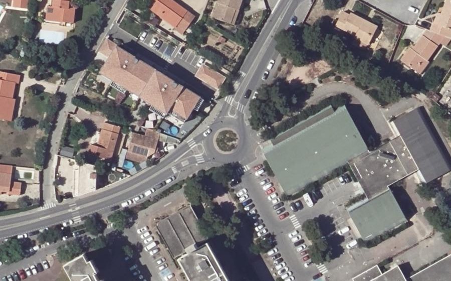 Vue aérienne du Rond-point anonyme n°249808986