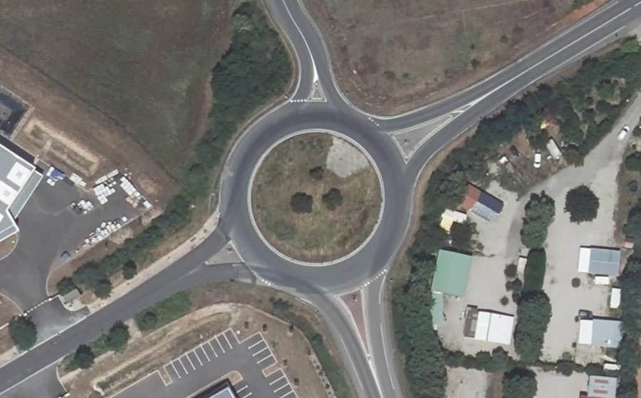 Vue aérienne du Rond-point anonyme n°24981199