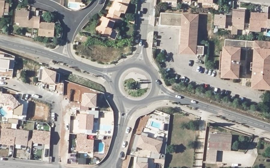Vue aérienne du Rond-point anonyme n°249876734