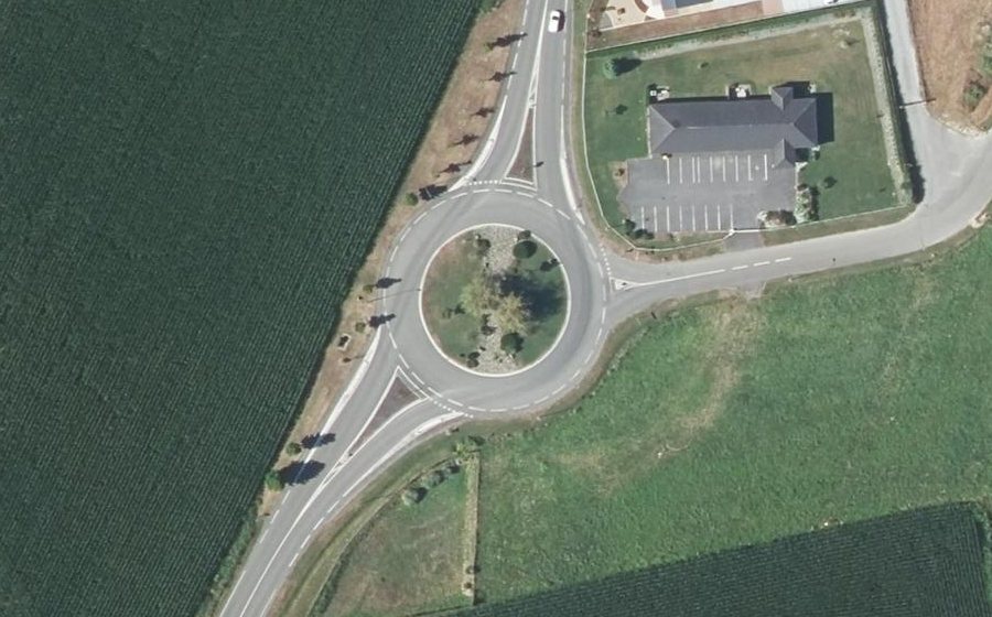 Vue aérienne du Rond-point anonyme n°249918447