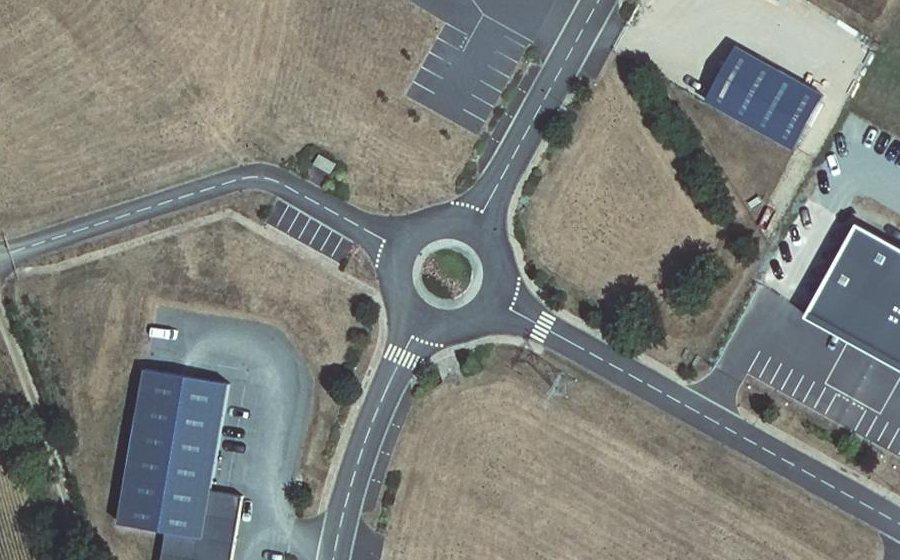 Vue aérienne du Rond-point anonyme n°249942768