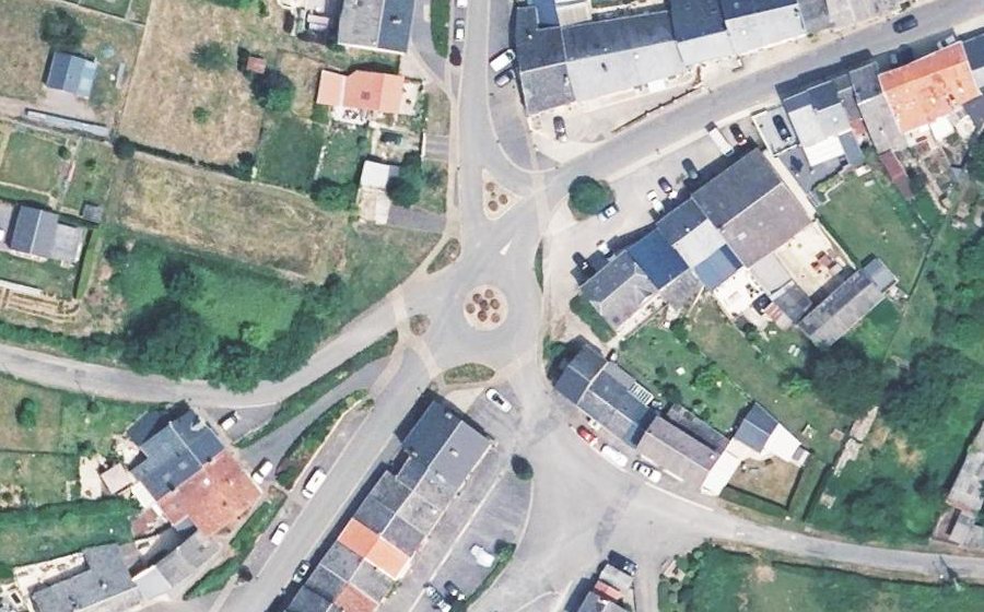 Vue aérienne du Rond-point anonyme n°250188465