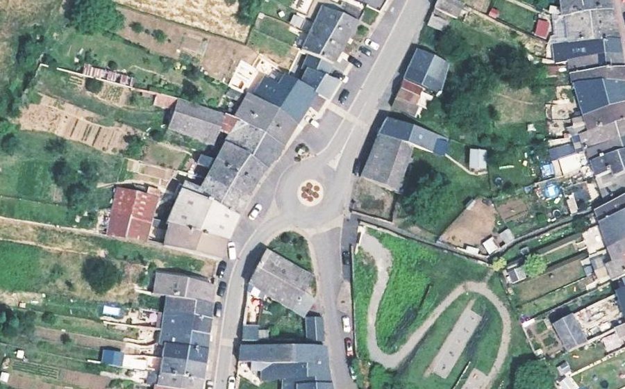 Vue aérienne du Rond-point anonyme n°250188470