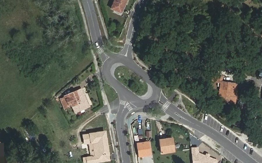 Vue aérienne du Rond-point anonyme n°25030498