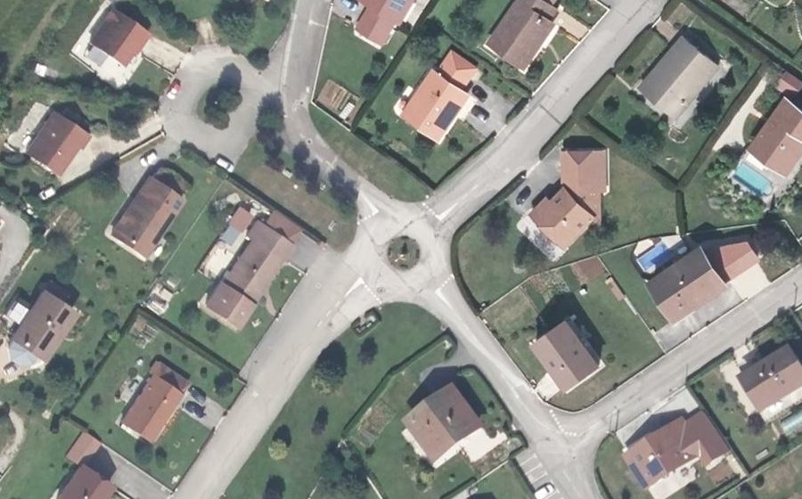 Vue aérienne du Rond-point anonyme n°250327494