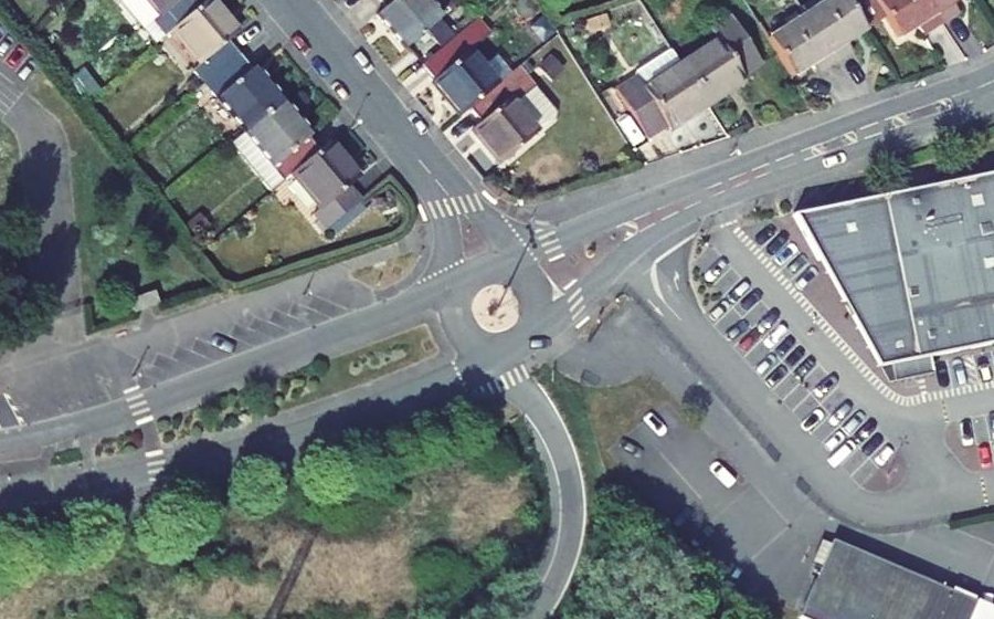 Vue aérienne du Rond-point anonyme n°250363313