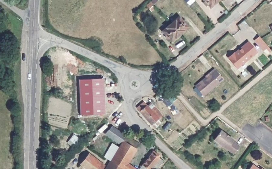 Vue aérienne du Rond-point anonyme n°250363621