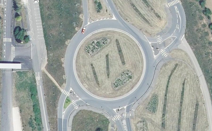 Vue aérienne du Rond-point anonyme n°250548739