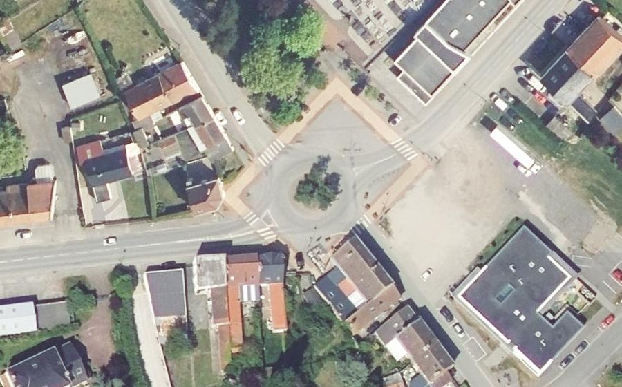 Vue aérienne du Rond-point anonyme n°250567456