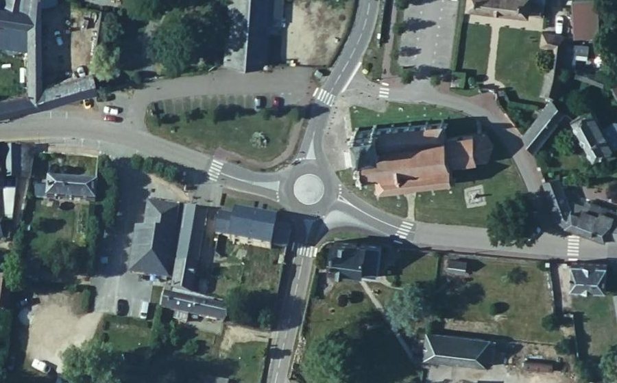 Vue aérienne du Rond-point anonyme n°250757260