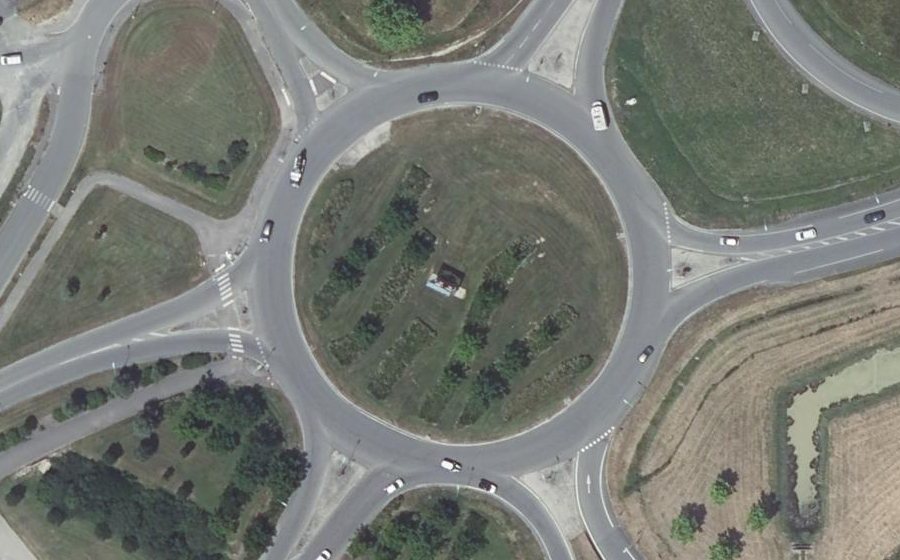 Vue aérienne du Rond-point anonyme n°25077473