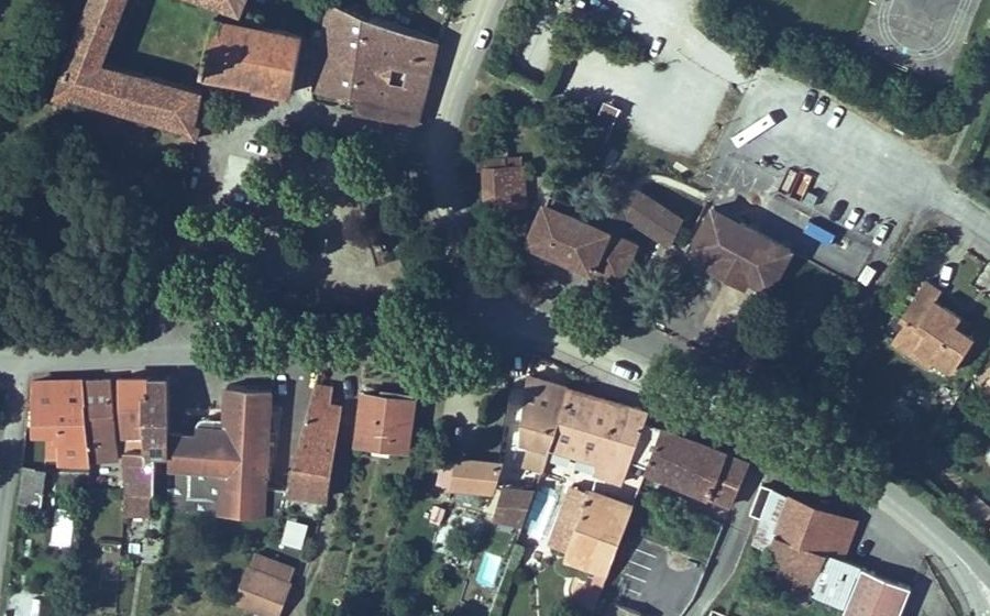 Vue aérienne du Rond-point anonyme n°250774748