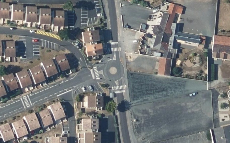 Vue aérienne du Rond-point anonyme n°250785331