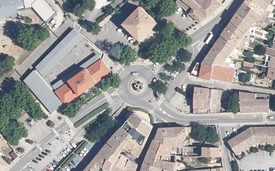 Vue aérienne du Rond-point anonyme n°25086392