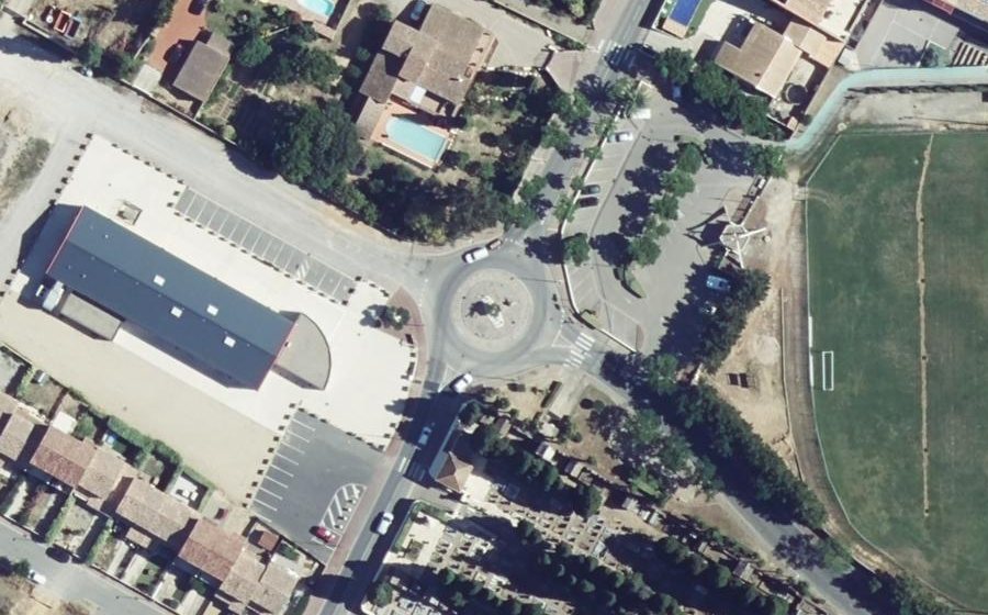 Vue aérienne du Rond-point anonyme n°250864859