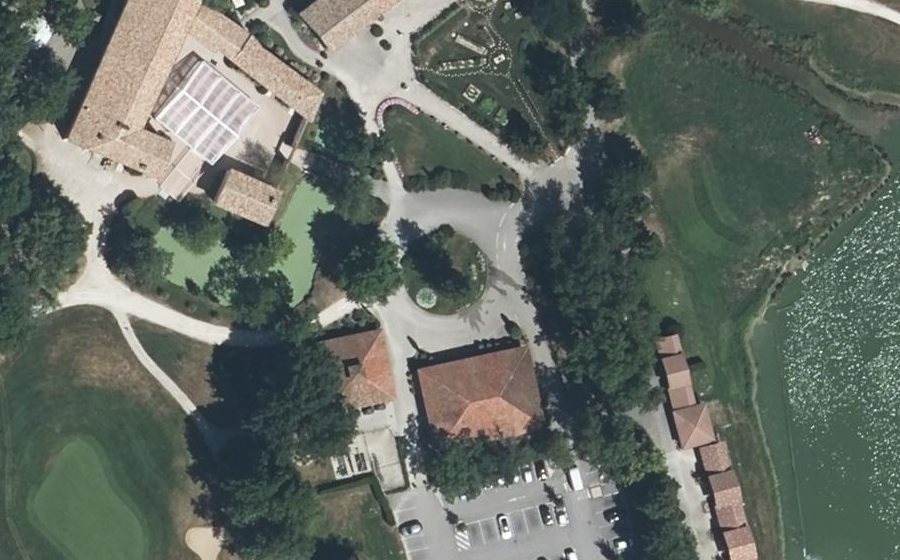 Vue aérienne du Rond-point anonyme n°250876479