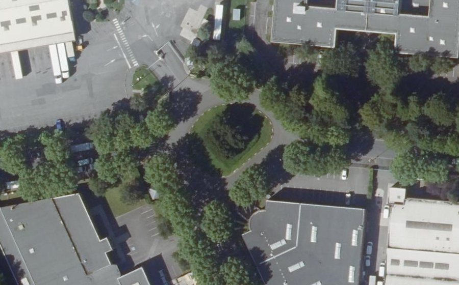 Vue aérienne du Rond-point anonyme n°25094153