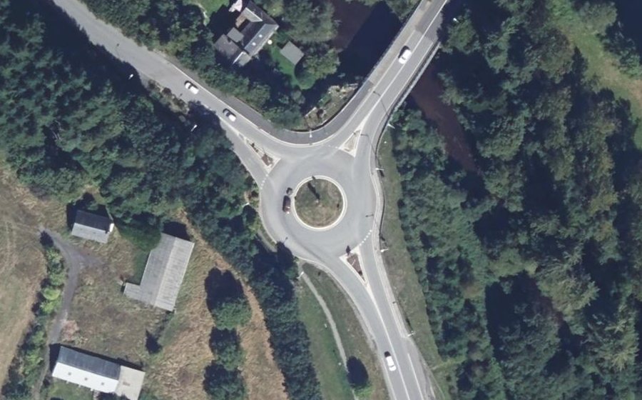 Vue aérienne du Rond-point anonyme n°25099717
