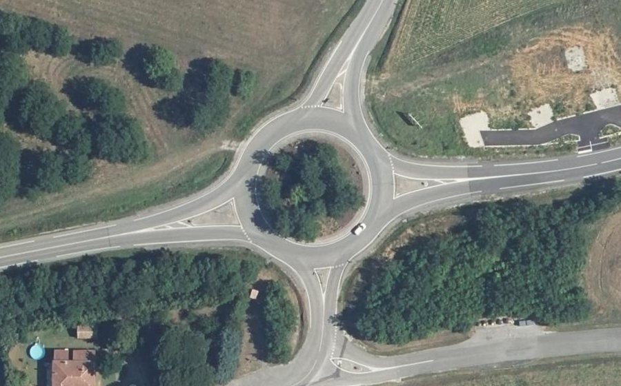 Vue aérienne du Rond-point anonyme n°25103012
