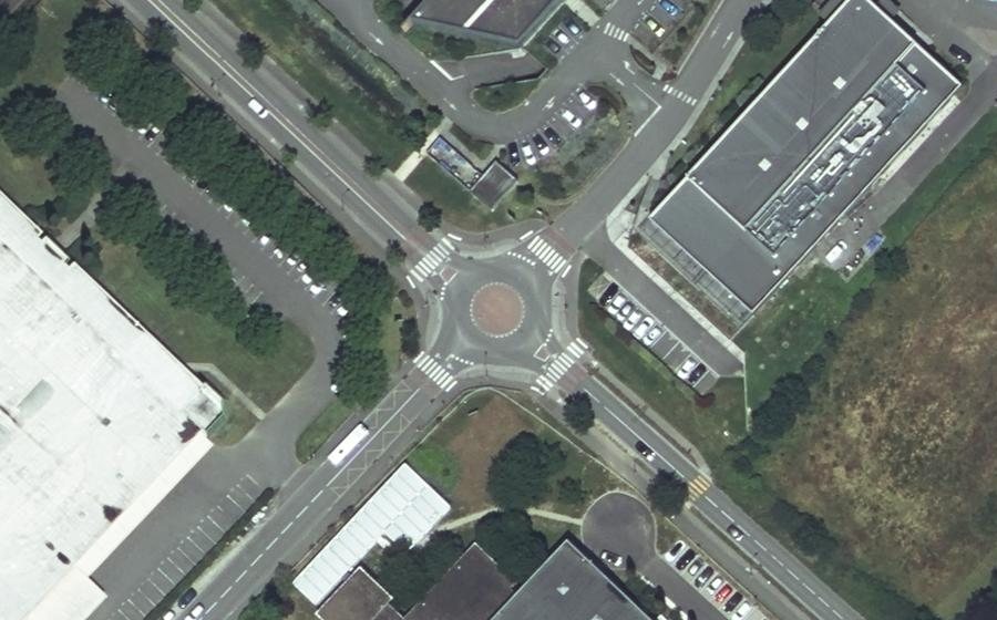 Vue aérienne du Rond-point anonyme n°251056118