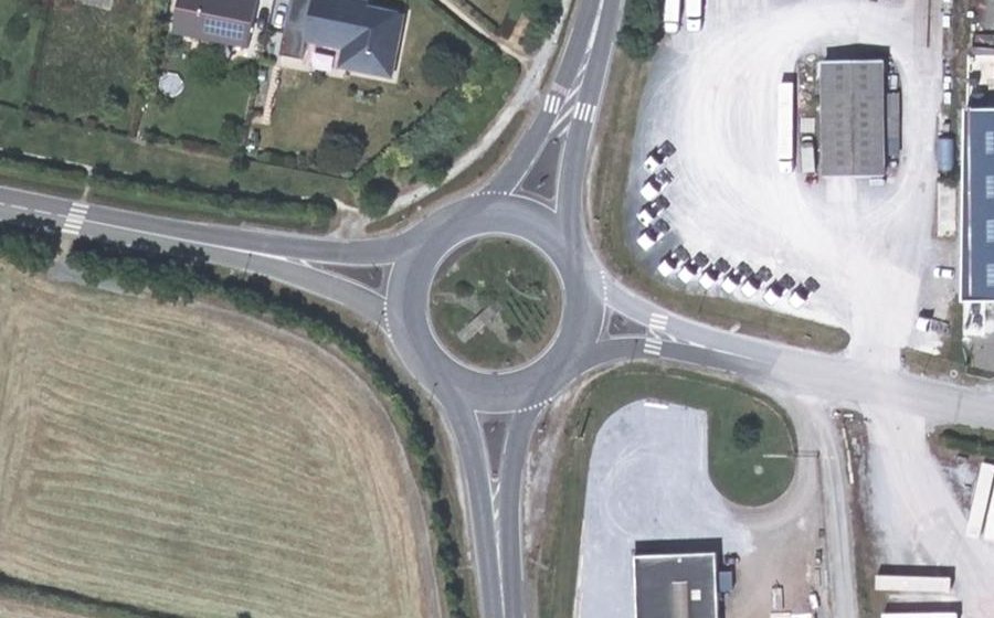 Vue aérienne du Rond-point anonyme n°251081362